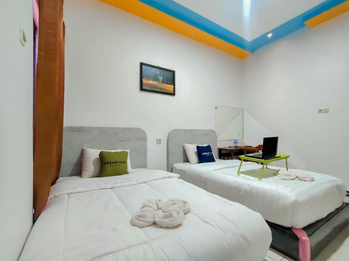 Urbanview Hotel Bagoes Sintang By Reddoorz Екстер'єр фото