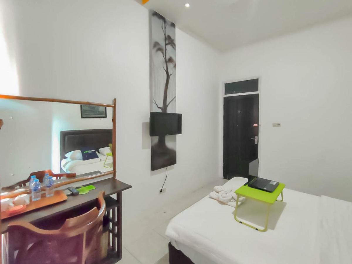 Urbanview Hotel Bagoes Sintang By Reddoorz Екстер'єр фото