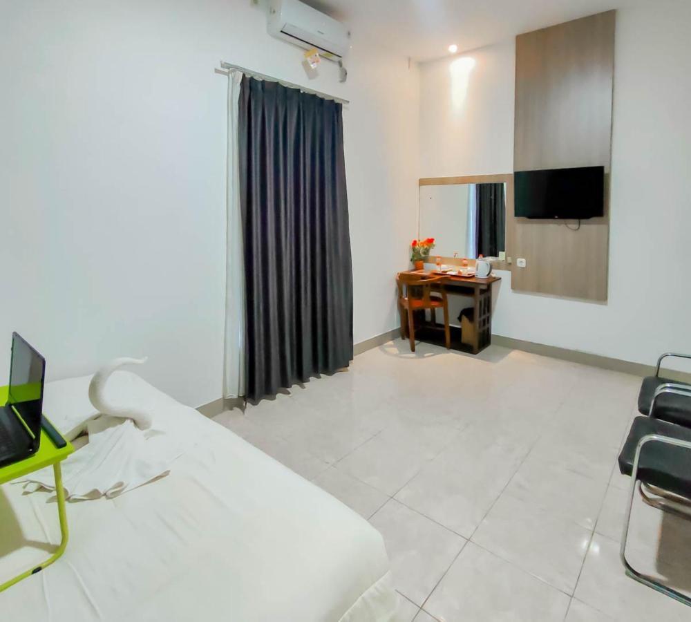Urbanview Hotel Bagoes Sintang By Reddoorz Екстер'єр фото