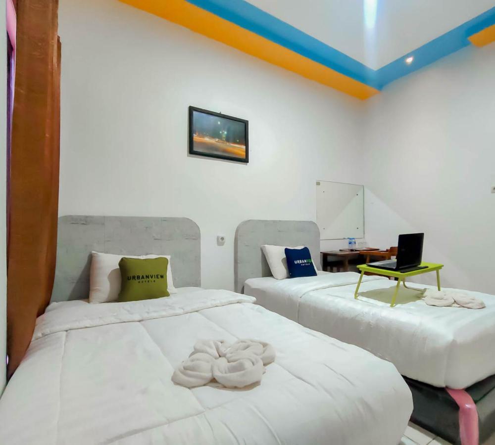 Urbanview Hotel Bagoes Sintang By Reddoorz Екстер'єр фото