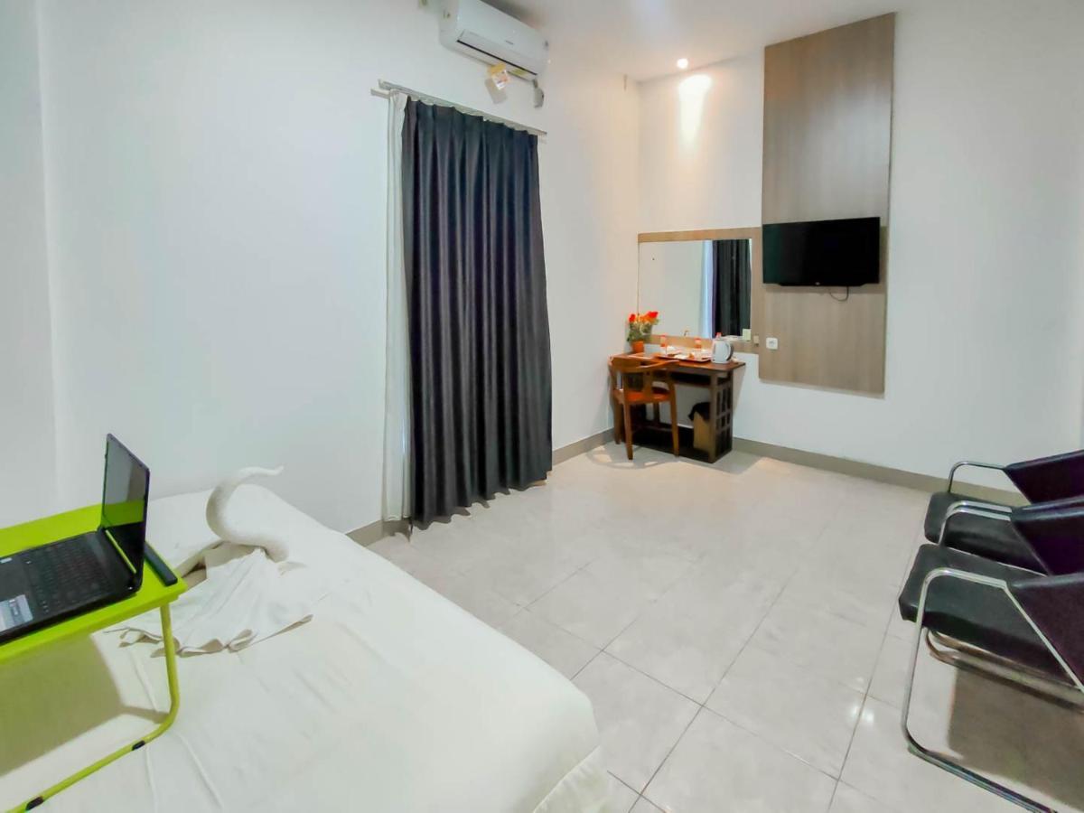 Urbanview Hotel Bagoes Sintang By Reddoorz Екстер'єр фото