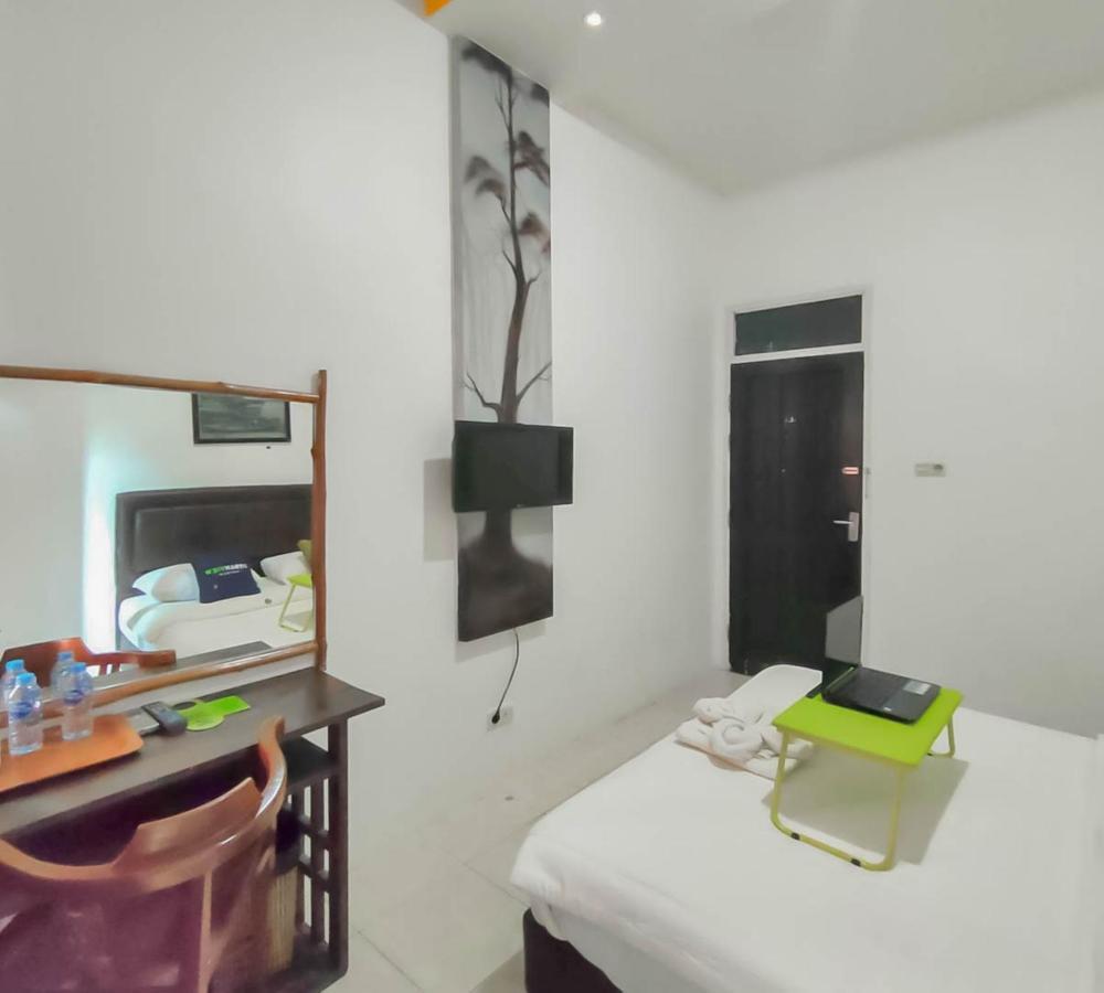 Urbanview Hotel Bagoes Sintang By Reddoorz Екстер'єр фото